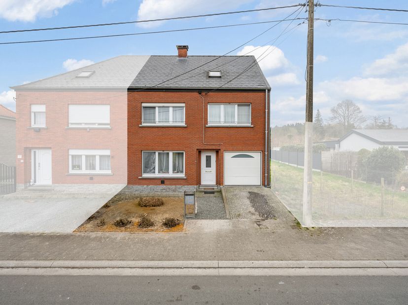 Vous êtes à la recherche d&#039;une maison spacieuse et prête à être emménagée dans un endroit agréable ? Cette propriété jumelée allie confort, espace et