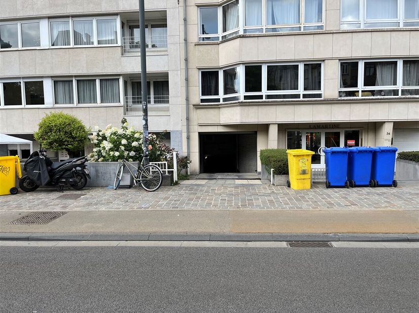 Garage box fermé au 34, boulevard Général Jacques portant le numéro H