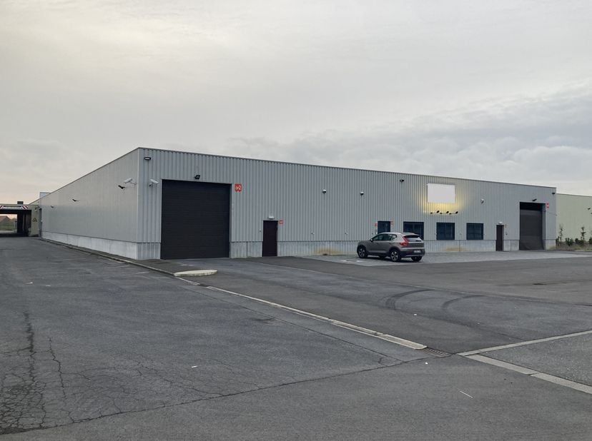 Dit magazijn (unit D) is gelegen in het Industriepark Drongen en is vlot bereikbaar via de E40. Er is bovendien ruime parkeergelegenheid aanwezig.&lt;br