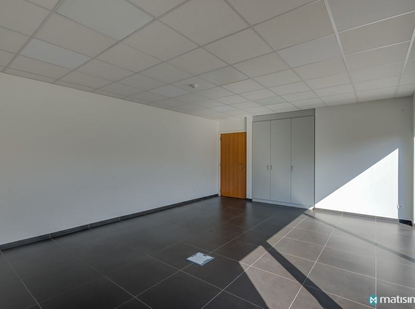 Bien professionnel à louer
                    à 3730 Hoeselt