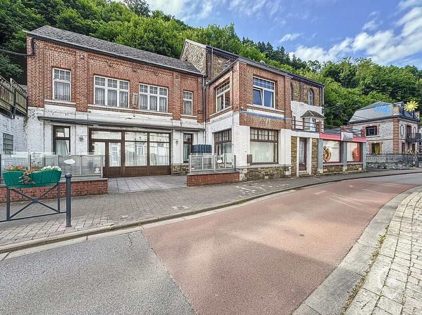 Vos Agences Condrogest Dinant vous présente cet ensemble immobilier de 525 m² exploitables à vendre au centre d&#039;Hastière. Le bien comprend actuellemen
