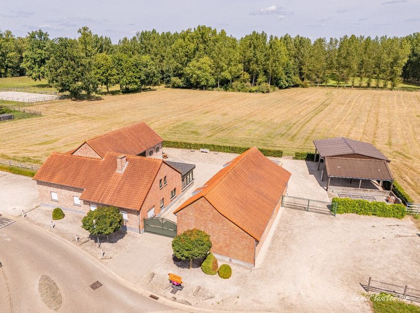 Op zoek naar een unieke eigendom met ruimte, rust en mogelijkheden? Deze prachtig gelegen hoeve op een perceel van circa 2,4 hectare in Alken biedt he