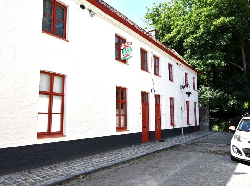 Deze gezellige stadswoning is gelegen op uiterst gunstige ligging in het pittoreske Brugge. Hier woont u op wandelafstand van het station, het Minnewa