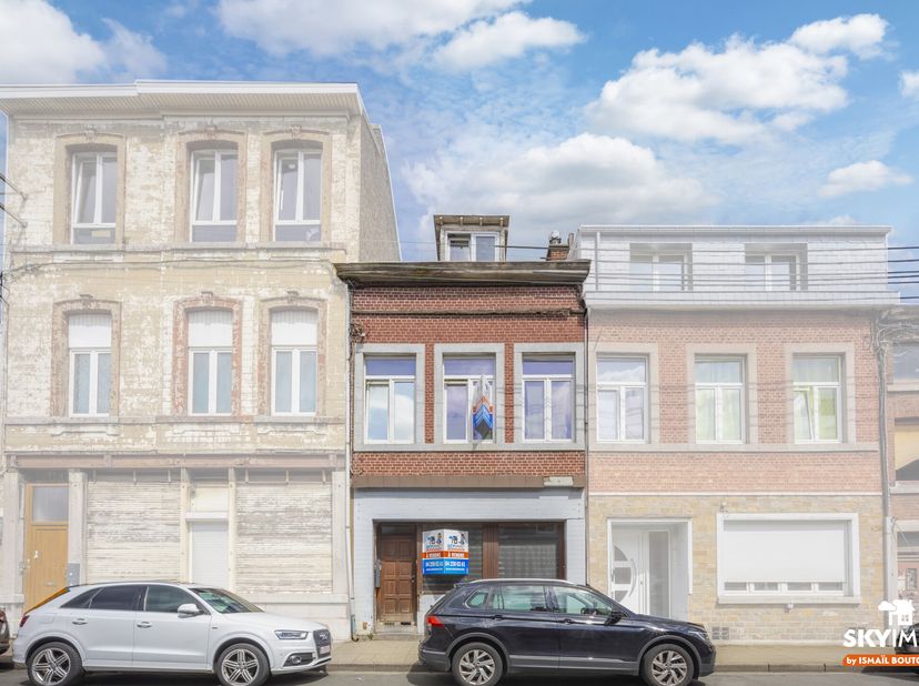 L&#039;agence SKYIMMO  a le plaisir de vous proposer, cet immeuble à appartements comprenant 2 logements à GRIVEGNEE&lt;br /&gt;
AU REZ-DE-CHAUSSEE :&lt;br /&gt;
Appar