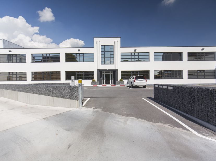 Espace de bureau de 90 m² à louer à Kuurne.&lt;br /&gt;
Le bureau est entièrement équipé et situé à proximité de différentes routes d&#039;accès.&lt;br /&gt;
Finition
