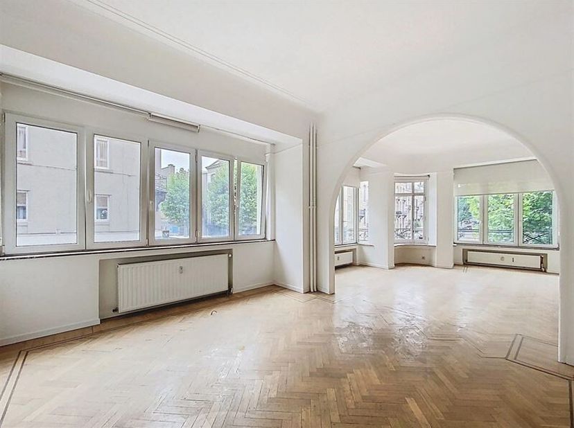 Descriptif : Sis dans le quartier recherché de Quartier Lepoutre, proche Châtelain. Découvrez cet élégant appartement de 110 m², idéal pour ceux qui a