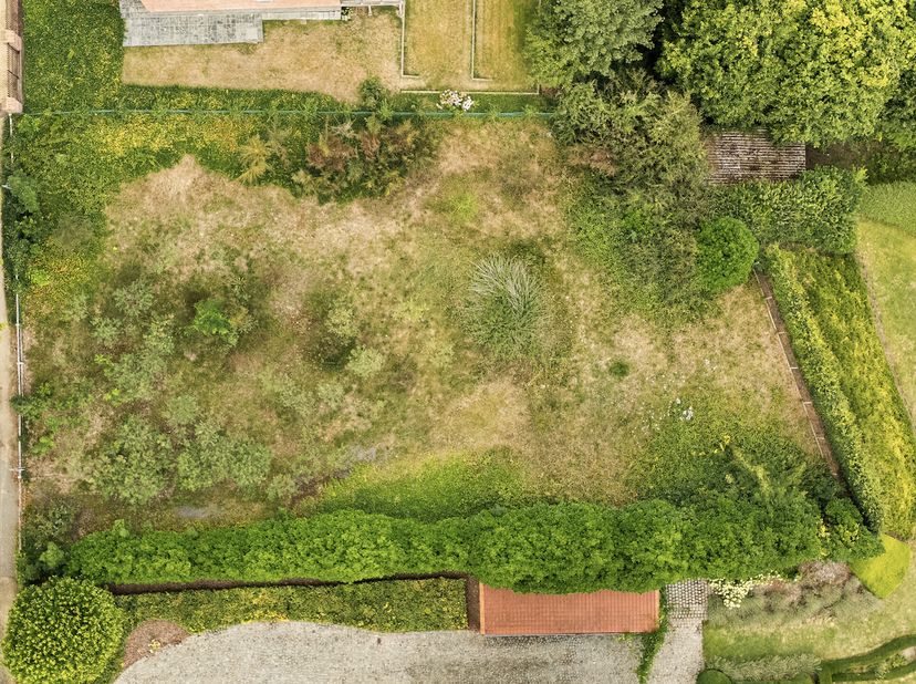 Ce terrain à bâtir de 994m² est magnifiquement situé au pied du Kluisbos, bénéficiant dune superbe VUE.Beaucoup de potentiel.Permis disponible pour 4