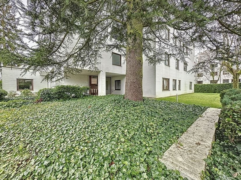 VENTE DE PARTS DE SOCIETE. Rue Langeveld 51, à langle de lavenue Sumatra, dans un quartier très prisé, 2 plateaux de bureaux distincts (108 m² et 120