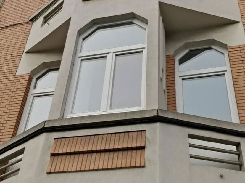 Situé au 2ème étage d&#039;un petit immeuble au coeur du quartier &quot;Etudiant&quot;, à mi-chemin entre les campus du Solboch et de la plaine, à moins de 5 minutes