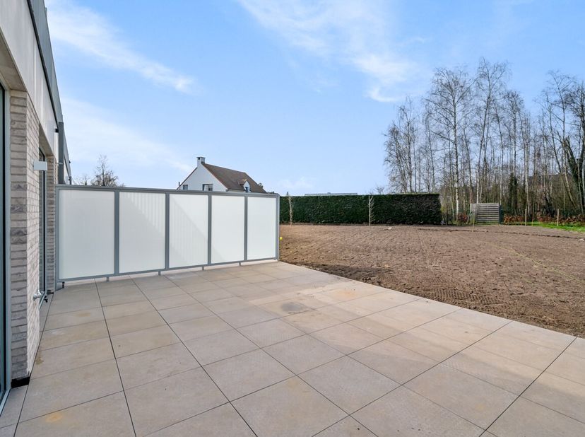 Dit hoogstaand, afgewerkt (het appartement zal volledig geschilderd worden) appartement is gelegen in een luxe residentie welke bestaat uit 3 bouwlage
