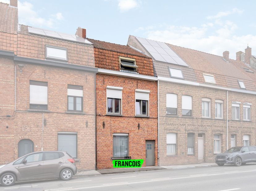 In het centrum van Ieper vinden we deze woning met tuin en garage terug. De woning is gelegen op een perceel van 250 m² en heeft een uitweg langs acht