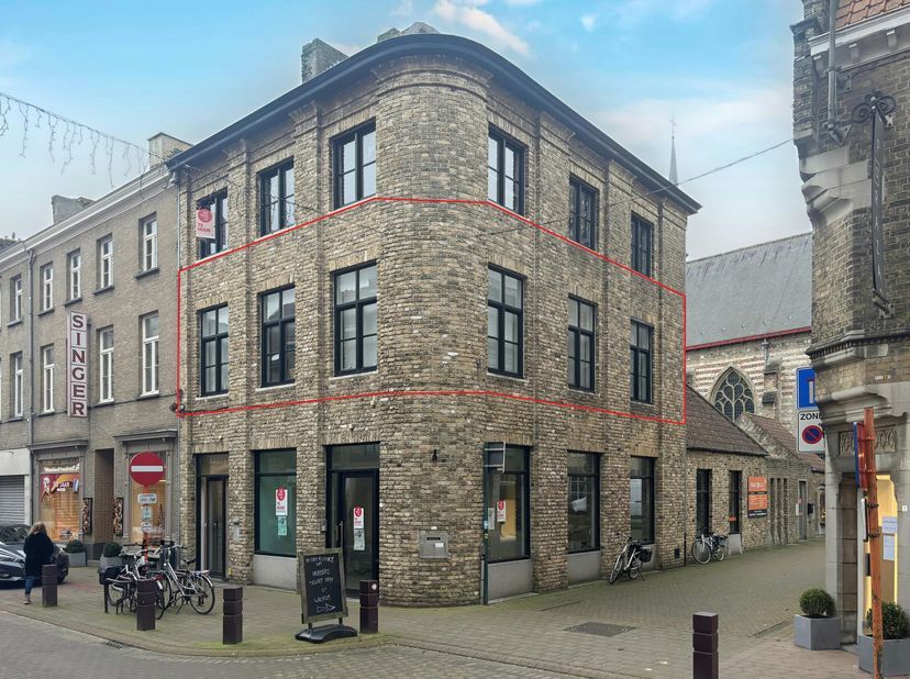In de Ooststraat 3 te Veurne, pal in het centrum en met zicht op de prachtige Sint-Niklaaskerk, vinden we dit modern appartement (89m²) met 1slaapkame