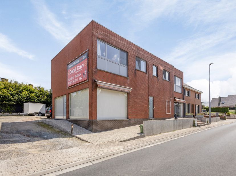 Handelsruimte: voormalige slagerij met winkelruimte van 112,30m², atelier/werkplaats van 70,10m² met frigokamer en magazijn van 83,10m² met zolderruim