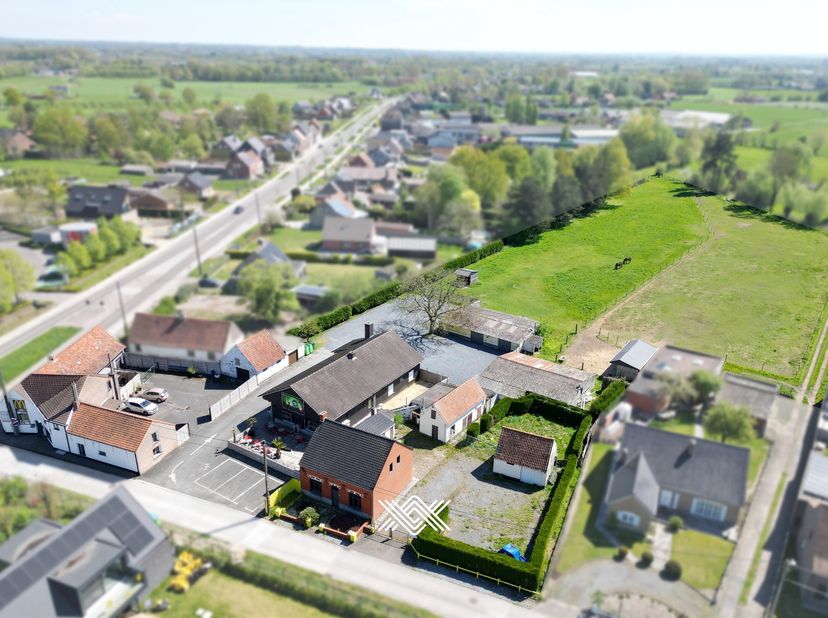 Dit vastgoedaanbod omvat drie woningen, een handelspand met woongedeelte en een ruime achterliggende weide, samen goed voor een oppervlakte van 14.536