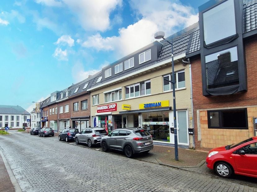 In het centrum van Alken, op wandelafstand van winkels, horeca, school en station, ligt dit lichtrijk dakappartement op de bovenste verdieping van een