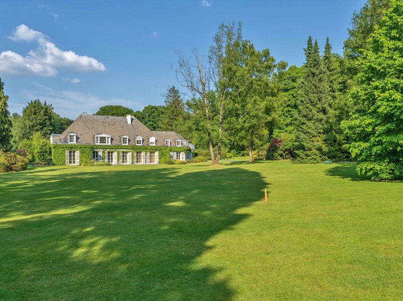 Uitzonderlijke villa, gebouwd in 1959 naar een ontwerp van de architecten Polak, gelegen in één van de meest prestigieuze wijken van de hoofdstad en o