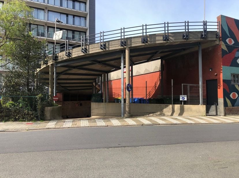 Ontdek nu de perfecte parkeeroplossing in Parking Hazegras, gelegen in centrum Oostende! Deze parking biedt u niet alleen de gemoedsrust van een veili