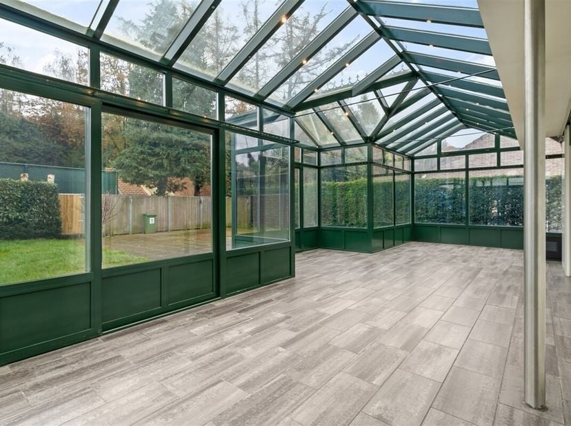 Stekene, De Stropersstraat 46: verzorgde woning met grote veranda en 3 slaapkamers. &lt;br /&gt;
Indeling: Hal met glazen deur naar woonkamer, betegelde woo