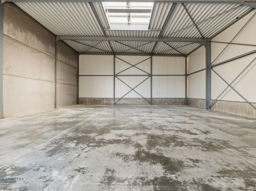 Op een uitstekende locatie in het Industriepark te Heist-op-den-Berg bevindt zich deze ruime, nieuwbouw KMO-unit (294 m²) , voorzien van een hoge toeg