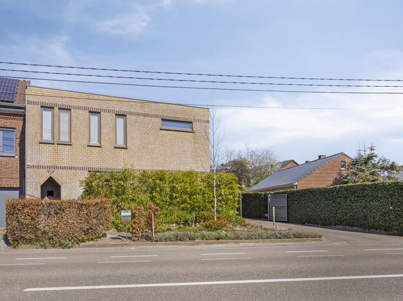 Dit uniek pand, gelegen aan de Tiense stadsrand in onmiddellijke omgeving van scholen, openbaar vervoer en invalswegen, kent een bewoonbare oppervlakt