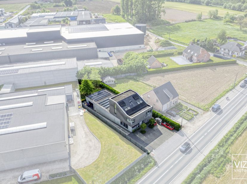 Unité PME avec logement sur un emplacement commercial à Pajottegem (anciennement Herne, chaussée de Ninove), sur laxe reliant Enghien à Ninove. Bâtime