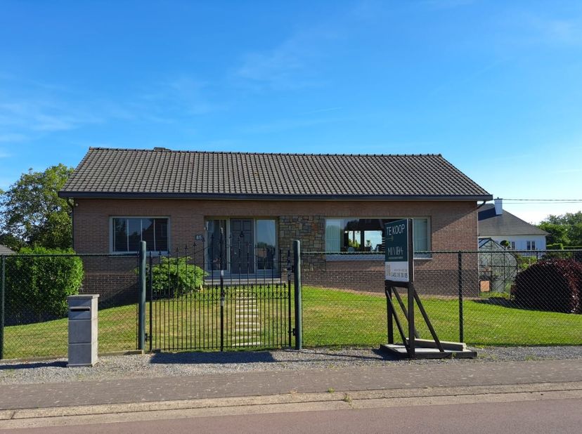 Ruime gelijkvloerse en goed onderhouden vrijstaande woning met naastliggende bouwgrond. Volledig onderkelderd!&lt;br /&gt;
&lt;br /&gt;
ALGEMEEN&lt;br /&gt;
-Bouwjaar 1