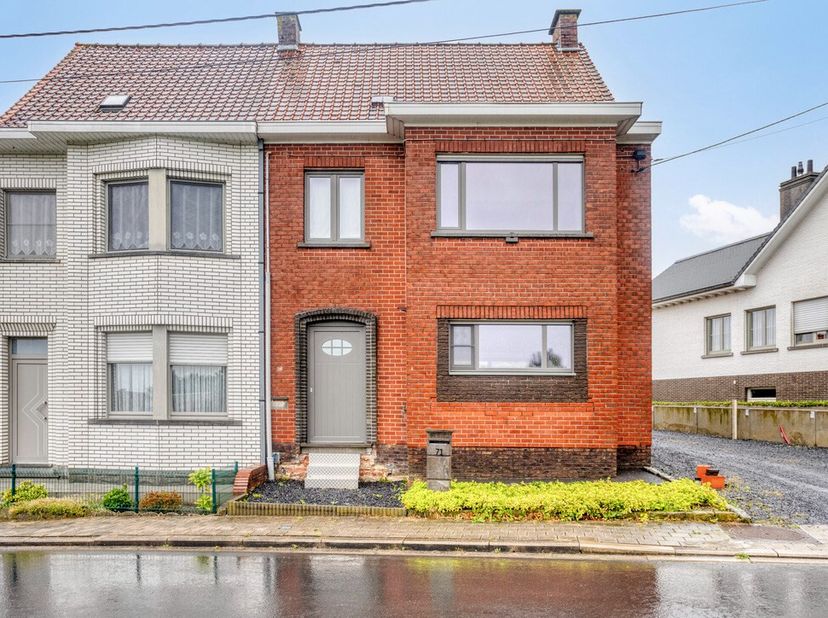 Dit is dé kans voor een kleine zelfstandige die zowel ruimte nodig geeft op privévlak als op werkgebied.&lt;br /&gt;
De woning is reeds grotendeels gerenove