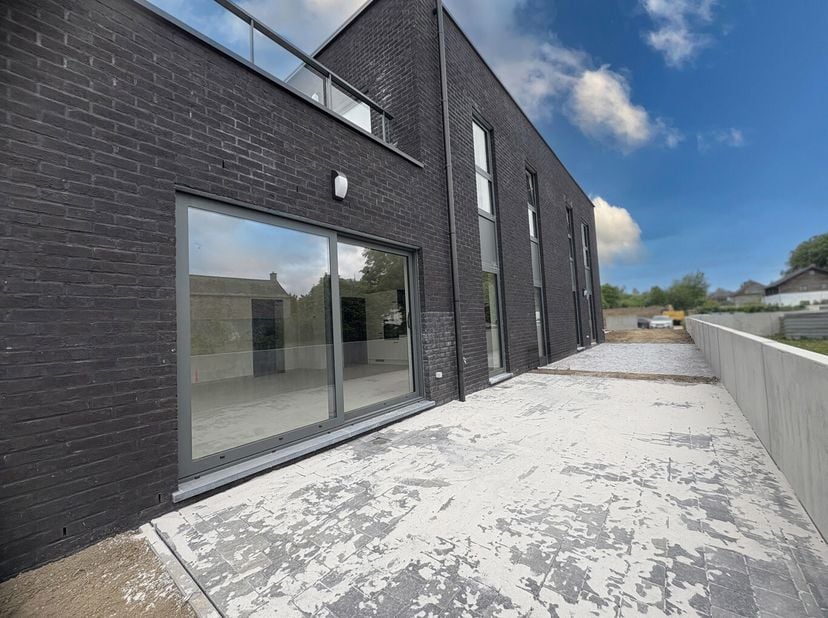 Découvrez cet appartement lumineux de 1 chambre dans le cadre verdoyant du projet Â Aux Portes de Chimay Â, situé à proximité immédiate de la place de