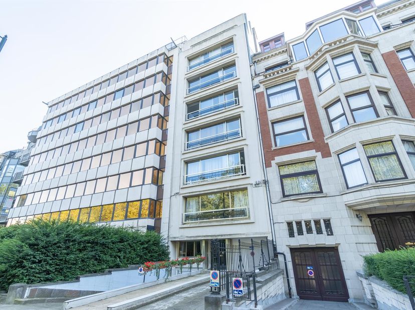 Idéalement situé en face de l&#039;Abbaye de la Cambre, à deux pas de l&#039;Avenue Louise, venez découvrir cet agréable appartement rez-de-chaussée de 50m² hab