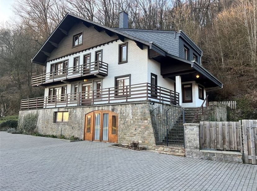 Op zoek naar een woning met veel ruimte en diverse gebruiksmogelijkheden? MCA Immobilier nodigt u uit om deze prachtige eigendom te ontdekken, gelegen