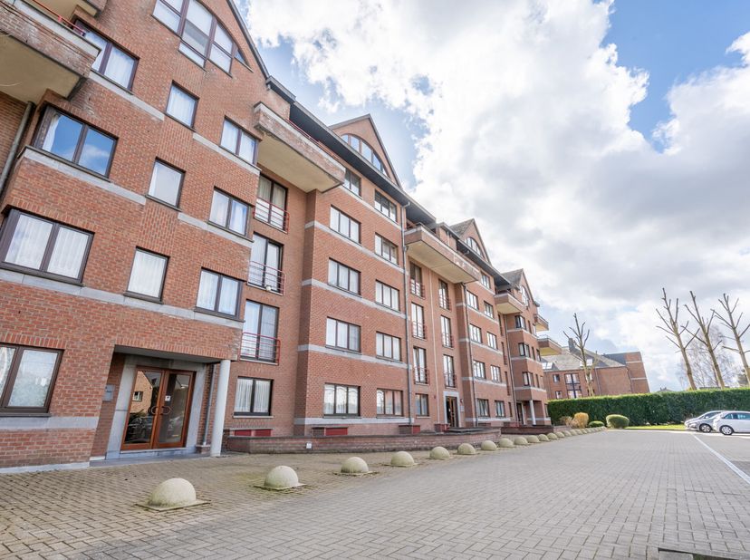 Magnifique appartement de 135 m² idéalement situé à deux pas du shopping, de la Grand Place et de la gare de Nivelles. Situé au 2ème étage/4 d&#039;un imme