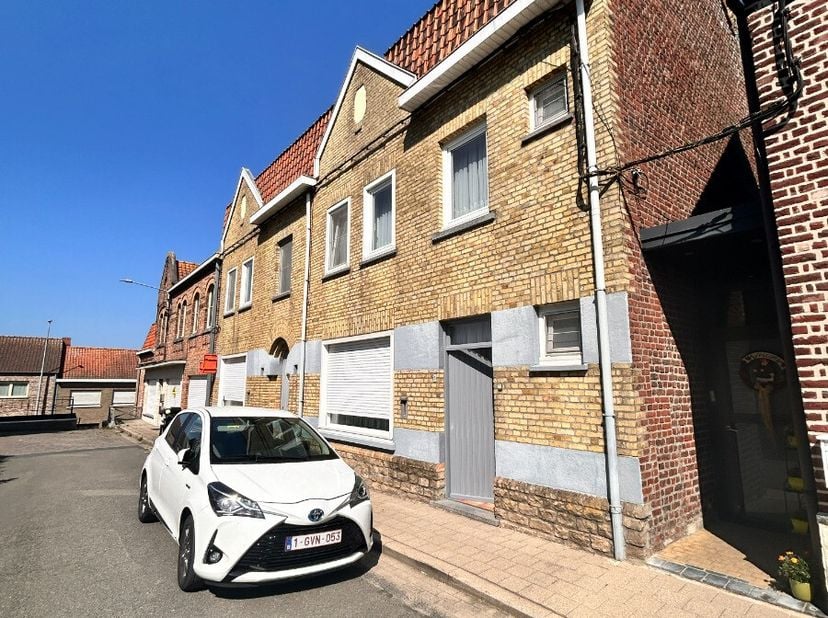 Ruime woning met tuin te koop in Heuvelland.Indeling als volgt: Inkom, wc, woonkamer, keuken1ste verdiep: 2 kamers &amp; badkamer.Ruime zolder met vaste t