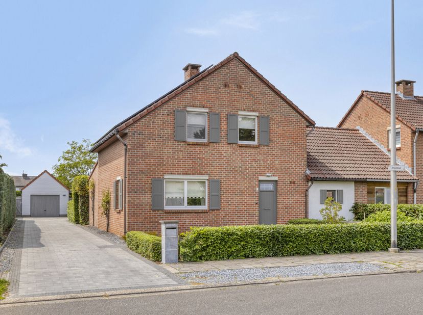 Bij het betreden van de woning komen we binnen in de inkomhal, die toegang biedt tot de ruime en lichtrijke leefruimte.&lt;br /&gt;
Aansluitend bevindt zich