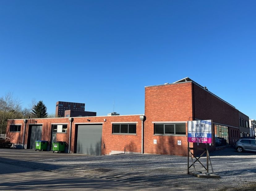 Bedrijfsgebouw (+/- 775m²) bestaande uit 225m² kantoren en 550m² magazijn/atelier.  Voldoende buitenruimte aanwezig met 15-20 parkeerplaatsen.  Het ka