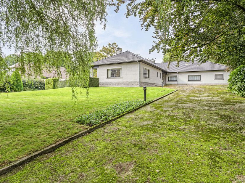 Dans un quartier résidentiel, le &quot;Blakmeers&quot;, très bien situé, vous trouverez ce spacieux bungalow-villa à moderniser. La surface habitable est de 340