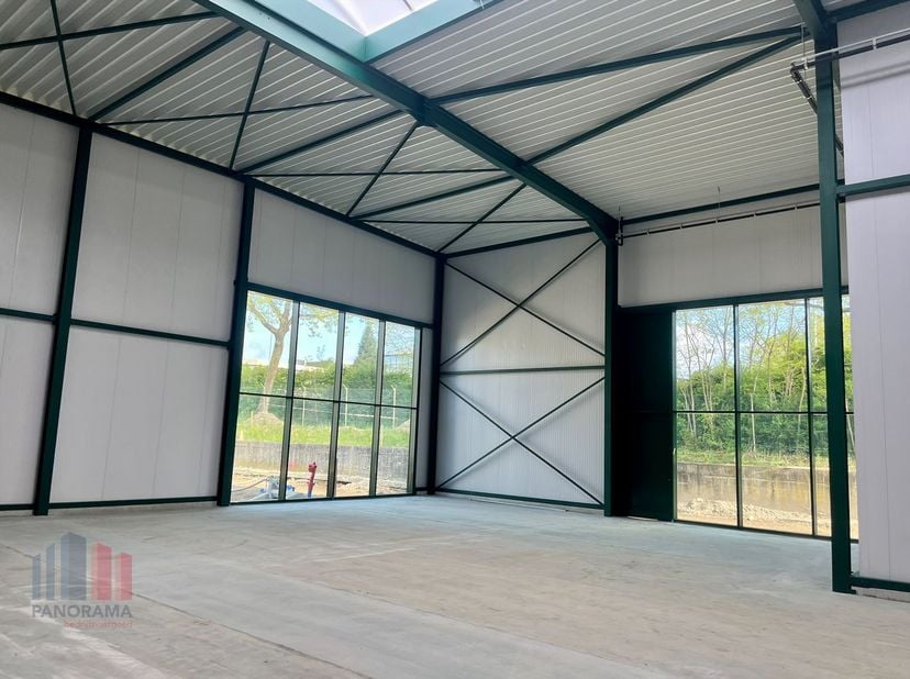 Unité PME nouvellement construite avec une superficie de 290 m² et 3 places de parking privées à vendre. Excellente situation à la sortie du Grote Rin