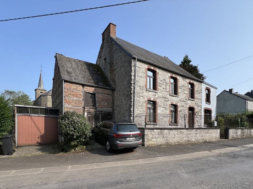 Magnifique demeure de caractère (poutraisons apparentes, murs en colombages...) sise au calme, dans le village de Sevry.&lt;br /&gt;
Cette imposante bâtisse
