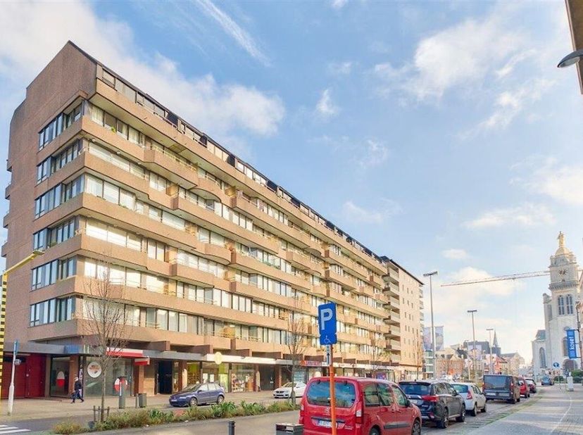 Staanplaats in centrum van Sint-Niklaas &lt;br /&gt;
Op de hoek van de Plezantstraat en Hofstraat bevindt zich residentie &#039;Boudelo&#039; waar deze staanplaats ge