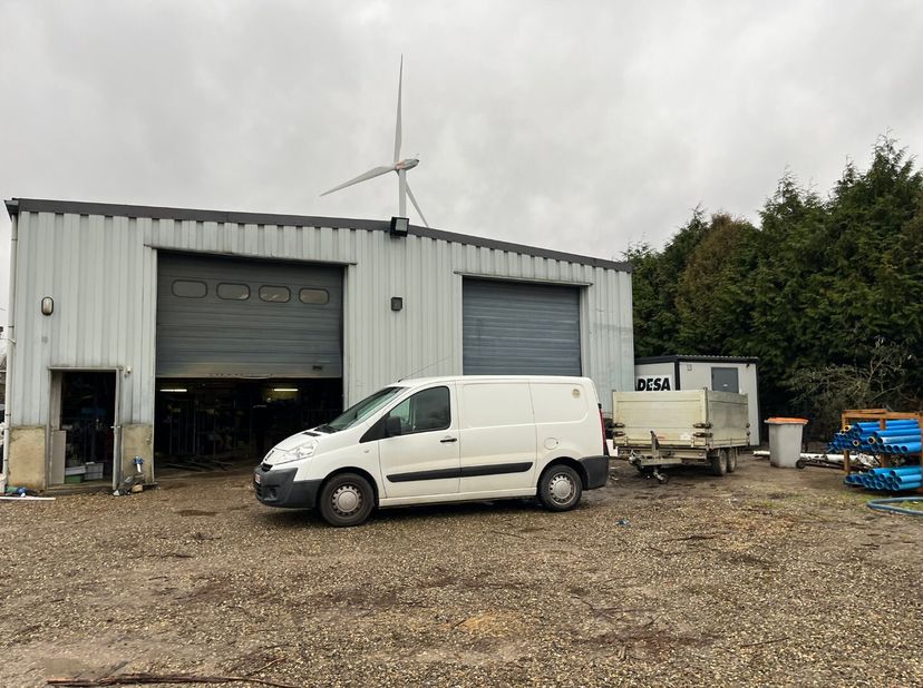 Atelier met kantoorcontainer, en achterliggend terrein. Er is stroom, water  en afvoer voorzien. Verbruikskosten zijn inbegrepen in de huurprijs.&lt;br /