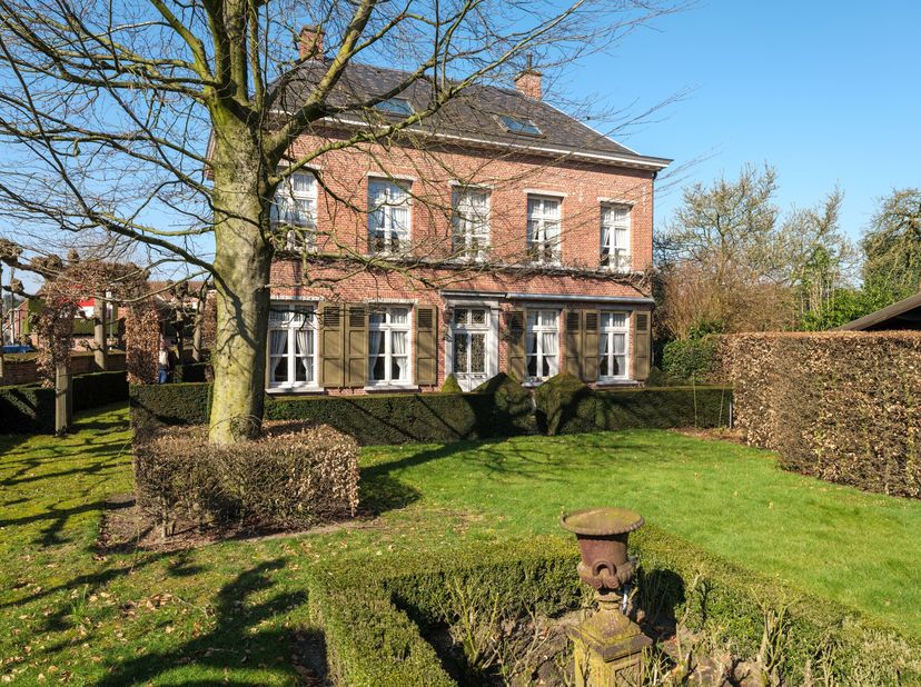 Dit unieke pand onderscheidt zich door zijn uiterste charme en de vele mogelijkheden die deze eigendom te bieden heeft. Dit alles in combinatie met zi
