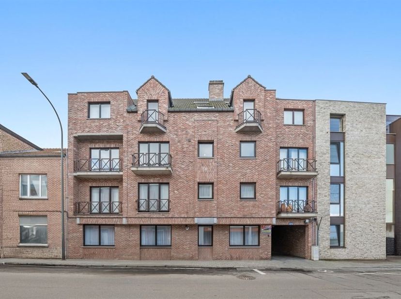 RUIM GELIJKVLOERS APPARTEMENT MET 3 SLKS EN EEN STAANPLAATS OP WANDELAFSTAND VAN HET CENTRUM VAN SINT-TRUIDEN&lt;br /&gt;
Langs de Luikersteenweg kunnen we