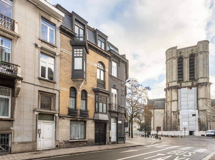 Dit charmante herenhuis, gelegen op een absolute toplocatie in het centrum van Gent, bevindt zich vlak bij de toeristische trekpleisters van de stad.