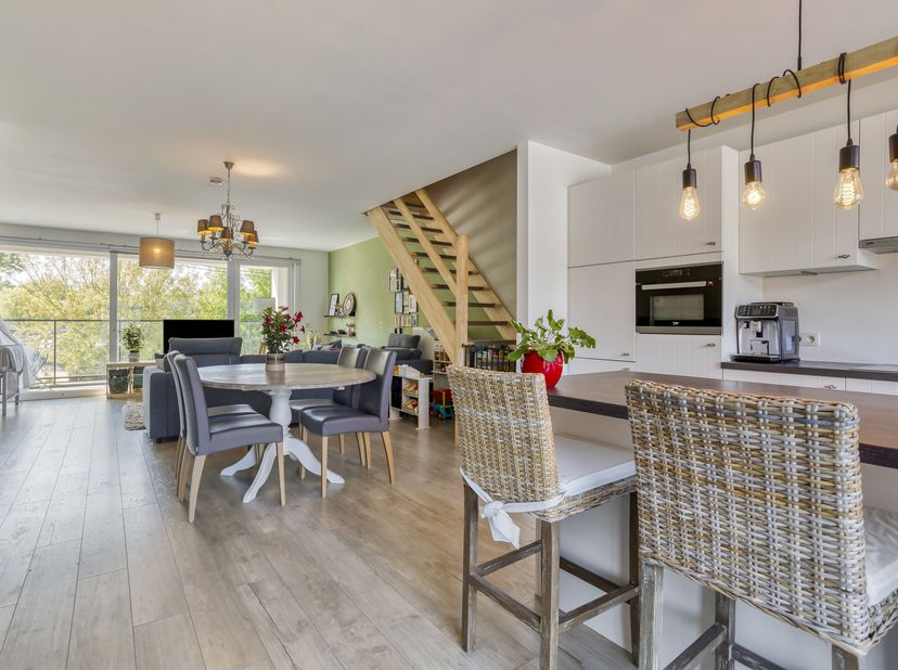 Dit ruim triplexappartement bevindt zich vlakbij het centrum van Evergem, in de nabijheid van diverse handelszaken en met een vlotte verbinding naar d