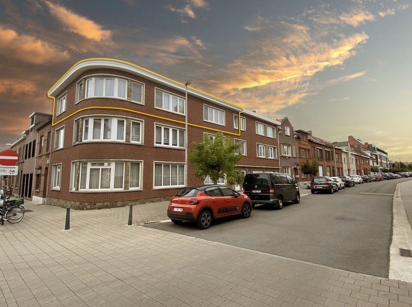 Charmant en Lichtrijk Dakappartement nabij het Centrum van Hasselt.&lt;br /&gt;
Welkom in dit lichtrijke hoekappartement, centraal gelegen op slechts tien m