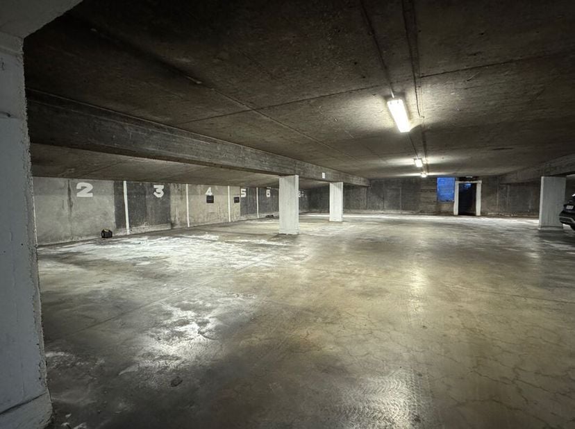 ces emplacements souterrains sont situés dans la rue Alfred Kelderstraat, au centre d&#039;Alost.&lt;br /&gt;
Actuellement, il y a encore 3 emplacements à louer&lt;