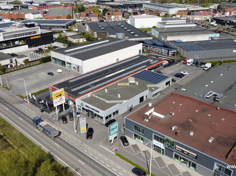 Dit commercieel gelegen bedrijfsgebouw met veel lichtinval heeft een showroom van ca. 560m², atelier van ca. 195m², toiletten, berging en bureelruimte