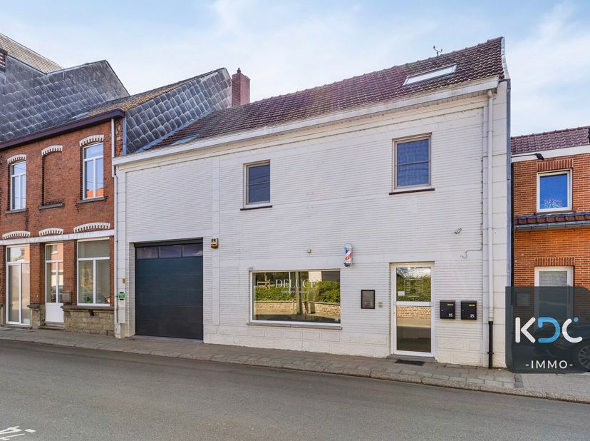 Immeuble commercial/de rapport bien situé avec jardin et terrasse dans le centre du village de Neerijse. Rénové en 2020. 2are95ca.&lt;br /&gt;
Rez-de-chauss