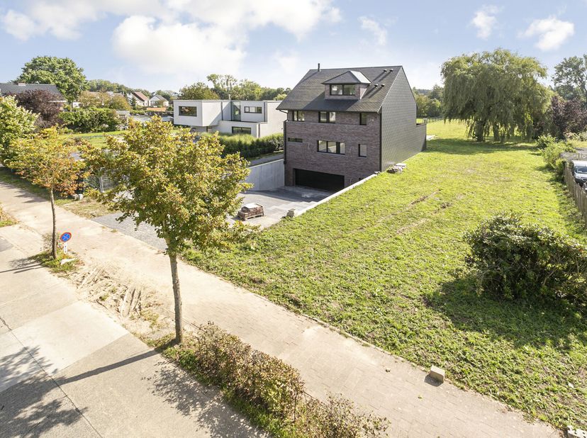 In de groene rand rond Brussel, op een bijzonder gegeerde locatie die rust en bereikbaarheid naadloos combineert, bevindt zich deze uitzonderlijke BEN