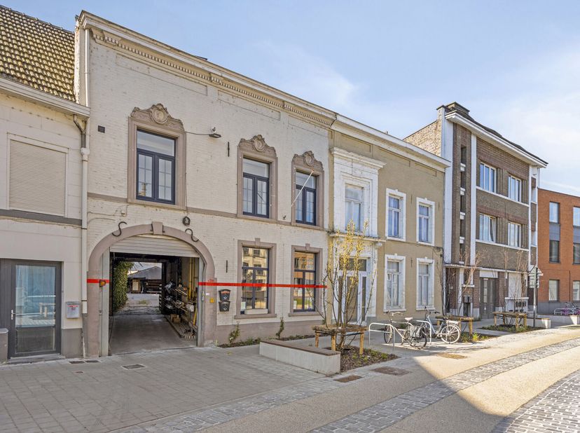 Bienvenue dans la rue Beauduin, à deux pas des écoles, des transports en commun et du centre commercial. Derrière la façade historique se trouve une p