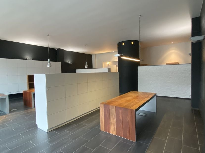 Cet espace de bureau est déjà équipé de nombreux placards intégrés et représente environ 130 m². &lt;br /&gt;
Spécifications:&lt;br /&gt;
- revenus&lt;br /&gt;
- de gra